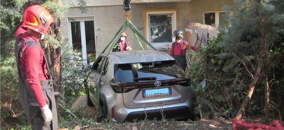 Sbaglia manovra con l’automobile nuova e finisce nel giardino di una casa