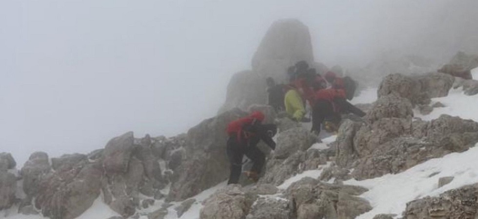 Abbandona il bivacco alle 2 di notte e resta bloccato nella bufera, 27enne trovato in ipotermia tra le rocce