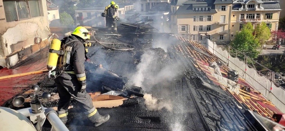 Brucia il tetto di un edificio a Merano: accorsi vigili del fuoco da tutto il circondario per domare le fiamme