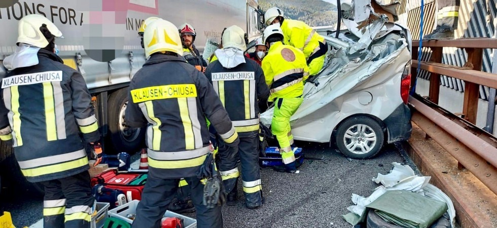 L'auto distrutta dopo lo schianto contro un camion: drammatico incidente in A22