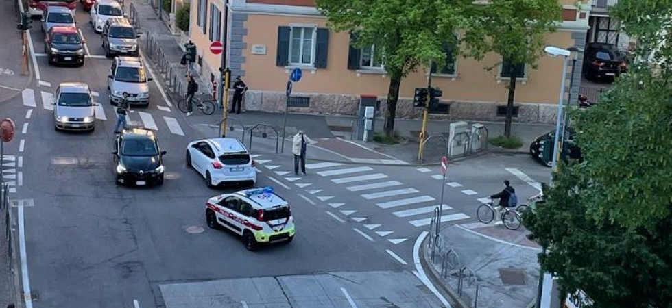Un'auto in contromano a Trento per svariati metri, intercettata e costretta a fermarsi dalla polizia locale