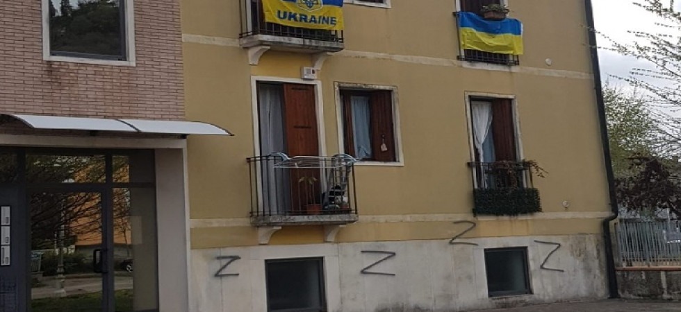 Z'' sul palazzo dove sono appese le bandiere dell'Ucraina: Un atto vergognoso