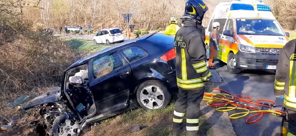 Perde il controllo dell'auto e si schianta contro la roccia, un 46enne liberato dai vigili del fuoco e trasportato in gravi