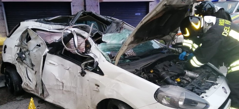 Perde il controllo dell’auto e si ribalta: 32enne bloccato fra i rottami
