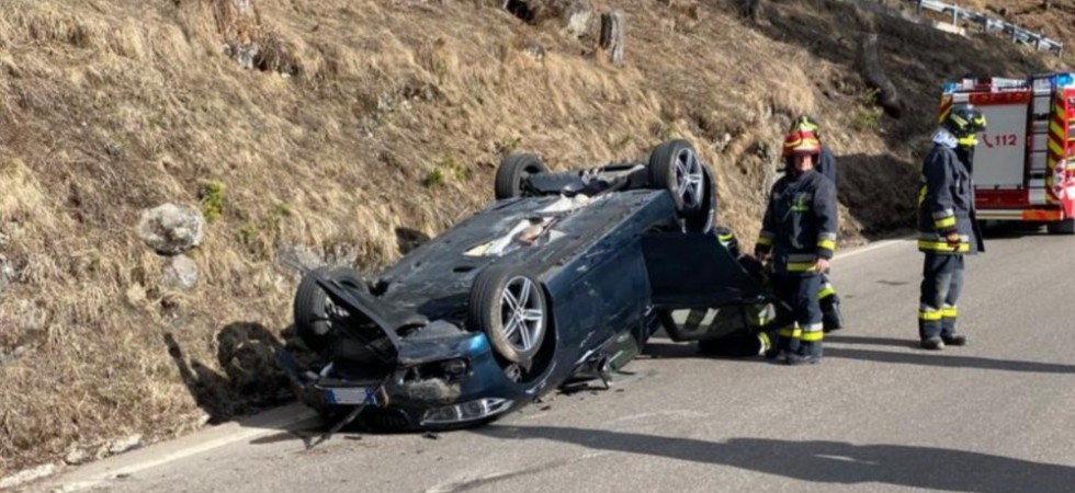 Perde il controllo dell'auto, si schianta contro la parete e si cappotta in mezzo alla strada