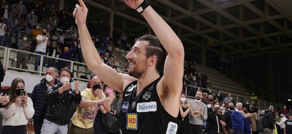 Foto Aquila Basket Basket Serie A, l'Aquila vola ad una magnifica vittoria e festeggia le 500 partite del capitano