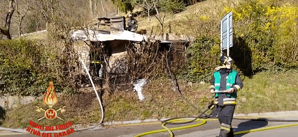 Le fiamme avvolgono completamente la legnaia: i vigili del fuoco sul posto evitano che l'incendio arrivi al bosco