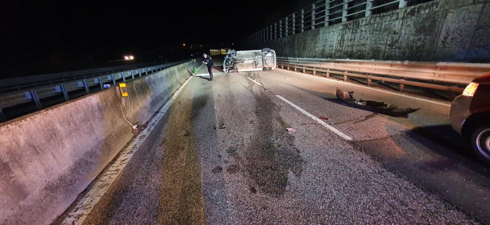 Foto dei vigili del fuoco volontari Borgo Valsugana Urta con l'auto la parete della galleria e si cappotta, paura per un giovane conducente sulla statale della Valsugana