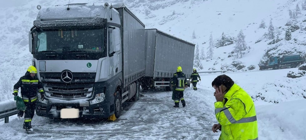 Neve e ghiaccio, un mezzo pesante di traverso blocca la strada