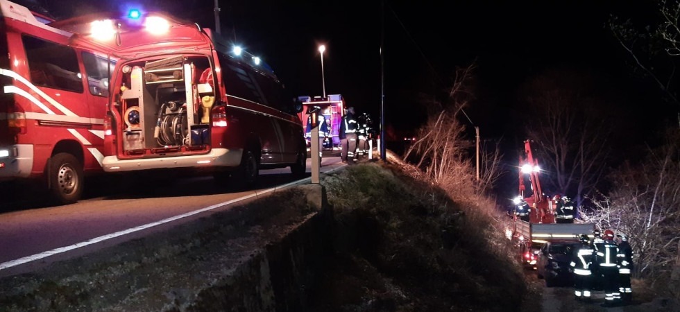 Perdono il controllo dell'auto e precipitano in una scarpata, due giovani coinvolti in un grave incidente nella notte