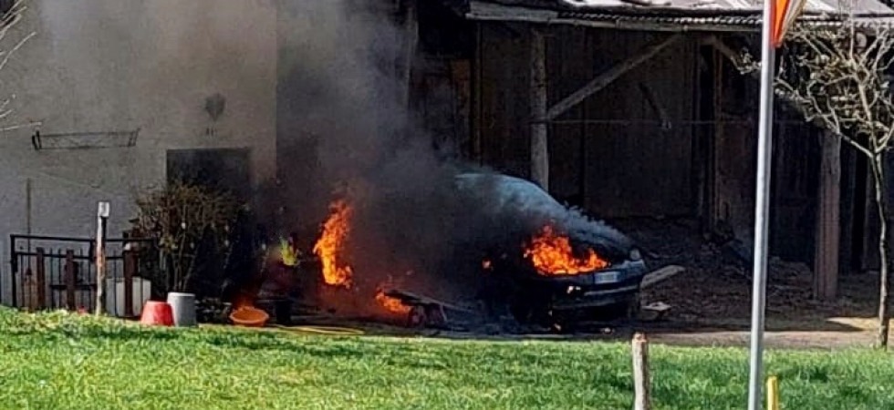 Parcheggia l'auto e il mezzo viene distrutto dalle fiamme, i vigili del fuoco riescono a evitare che l'incendio arrivi
