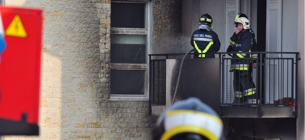 In fiamme alcune immondizie e il rogo risale l'edificio, accorrono i vigili del fuoco per spegnere l'incendio