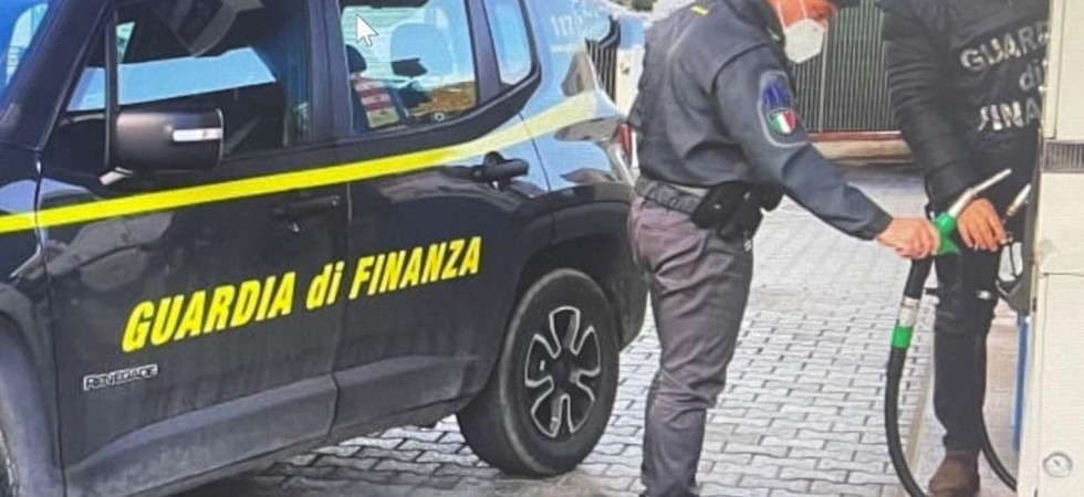 I furbetti del carburante, prezzi maggiorati sulla benzina: 6 distributori multati