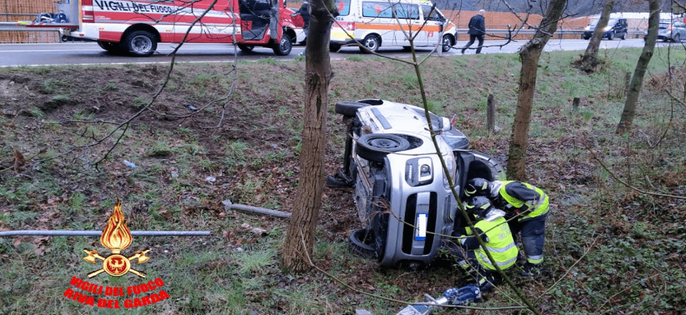Incidente con tre auto coinvolte, una finisce fuori strada nella scarpata e si ribalta