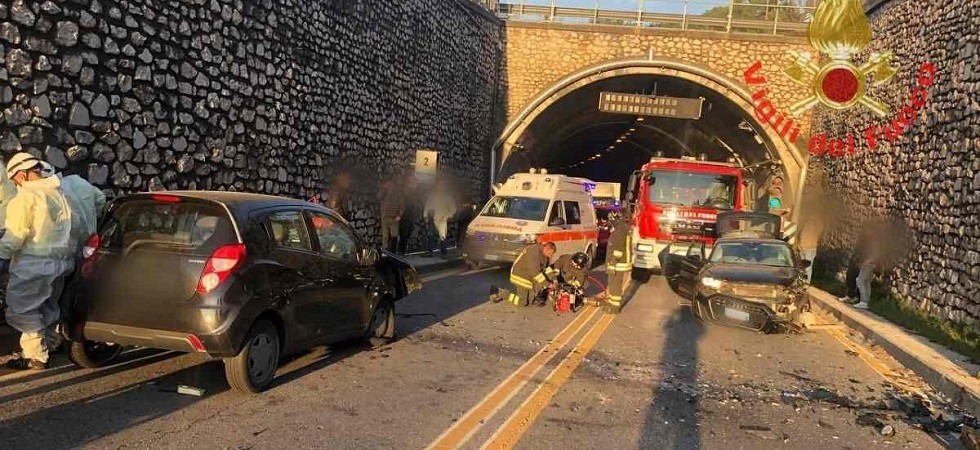 Pauroso frontale all’ingresso della galleria: una persona incastrata fra le lamiere dell’auto