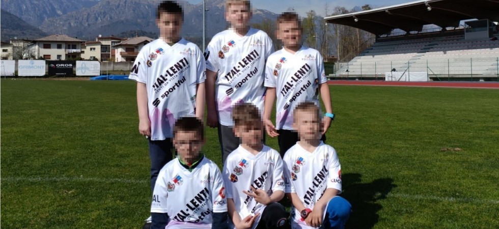 Scappati dalla guerra i bambini ucraini tornano a giocare a calcio