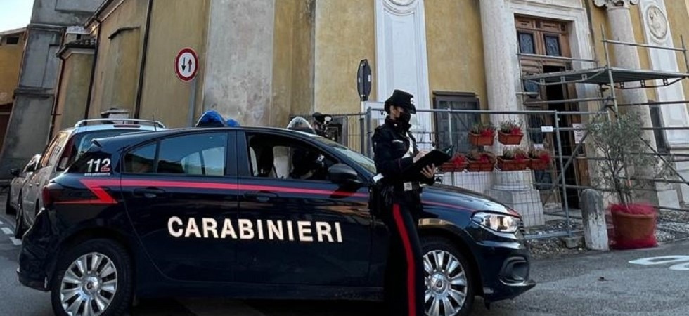Si finge gravemente malato e di aver bisogno di cure "salva vita"