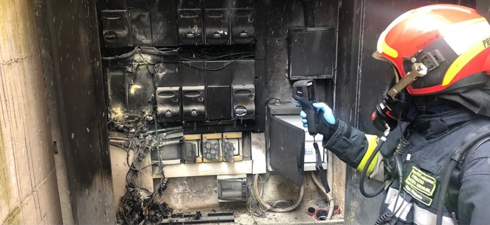 Fiamme dal contatore elettrico del Centro servizi comunali: i vigili del fuoco evitano che il rogo coinvolga l'edificio ma
