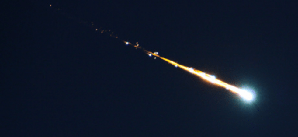 Foto d'archivio Un nuovo bolide solca i cieli sparendo oltre le montagne: è il secondo nel giro di pochi giorni nel Nord Italia