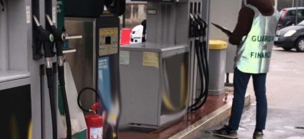 Caro carburante, 12 distributori di benzina irregolari: oltre 8 mila euro di multa ai titolari