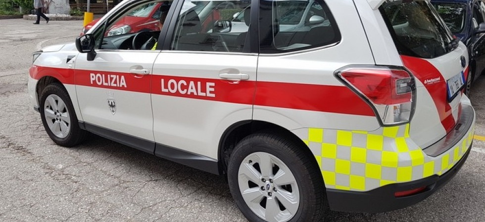Prima ruba in profumeria e poi manda un agente al pronto soccorso