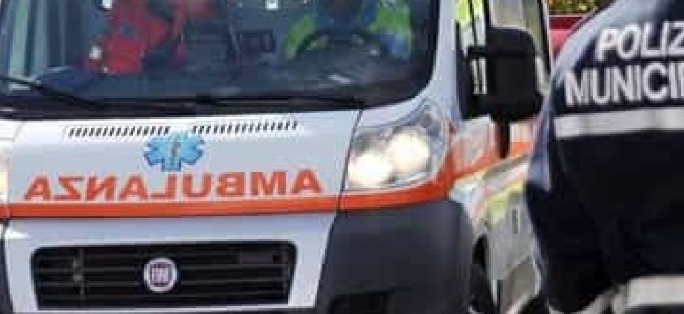 Tragedia in bici, rimane con il manubrio agganciato alla spalliera del ponte e finisce nel fiume: annegato un uomo di 47 anni