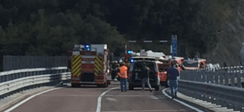 Violentissimo frontale sulla Gardesana, un mezzo si ribalta