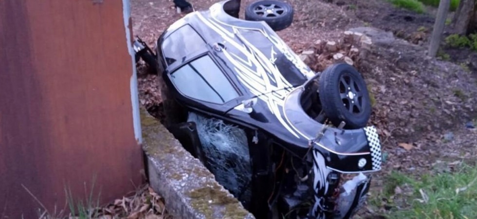 Si schianta con la minicar dentro un fossato, i vigili del fuoco estraggono dalle lamiere il guidatore e il suo cane