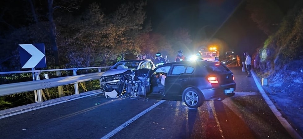 Violento schianto frontale tra due auto nella notte, sei ragazzi coinvolti