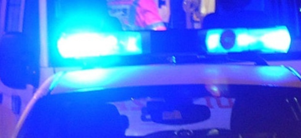 Perde il controllo della moto e finisce sull'asfalto, 19enne trasportato all'ospedale Santa Chiara