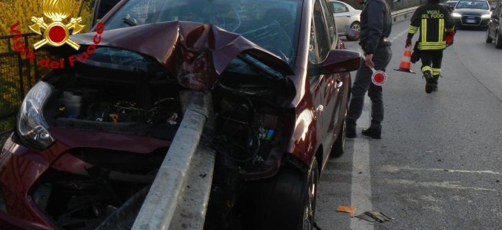 Perde il controllo dell'auto e finisce fuori strada: la cuspide del guard-rail si infila nel motore del mezzo
