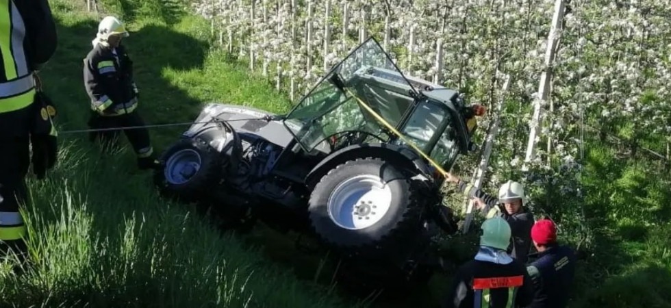 Perde il controllo del trattore che scivola e si ribalta in un frutteto