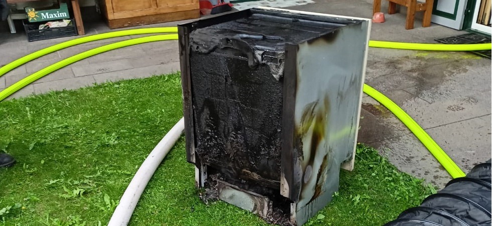 Un elettrodomestico viene avvolto dalle fiamme e l'appartamento è completamente invaso dal fumo, accorrono i vigili del fuoco