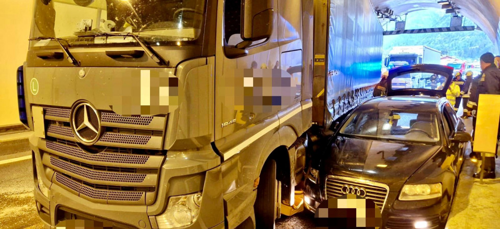 Paura in Autostrada, il camion centra l'auto che la sorpassa e la spinge contro la parete della galleria: traffico in tilt