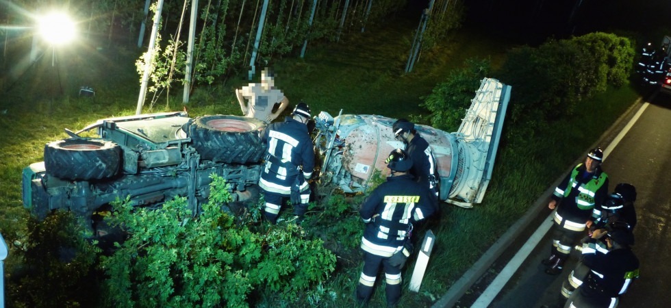 Perde il controllo del trattore finisce contro dei cespugli e si ribalta, paura per un agricoltore