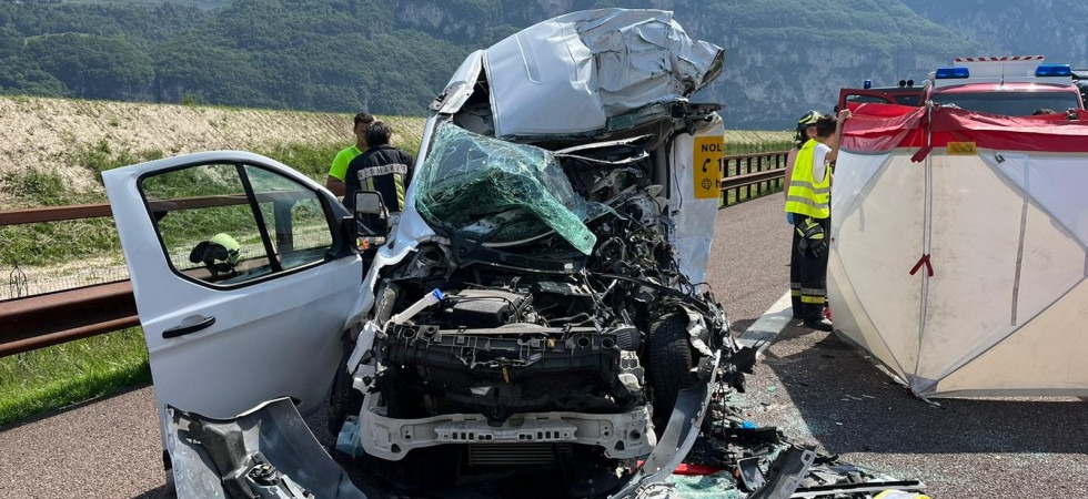 Tremendo incidente in A22, una persona è morta nello schianto tra un furgone e un mezzo pesante