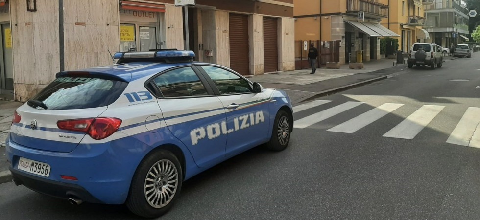 In contromano alla guida di un motociclo, senza patente e con della cocaina: arrestato un 22enne