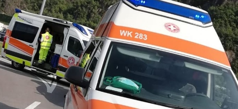 Grave incidente in un cantiere edile, dalla gru si stacca un carico e travolge un operaio