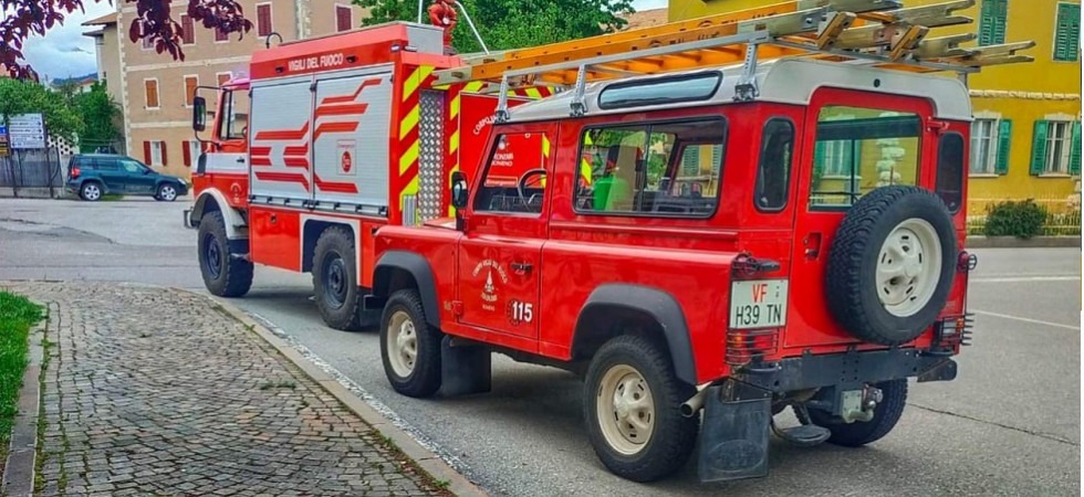 Esce dallo stop con l'auto e centra una moto: un 29enne finisce a terra, trasportato all'ospedale