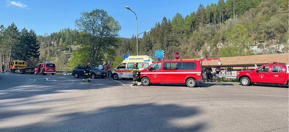 Tamponamento tra due moto e i centauri vengono sbalzati a terra: un ferito trasportato all'ospedale