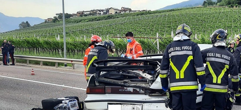 Violento tamponamento tra due auto sulla statale del Brennero, una persona resta incastrata tra le lamiere del mezzo