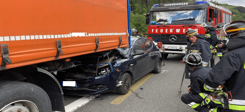 Incidente sull'A22, auto tampona autoarticolato e finisce per incastrarsi sotto il rimorchio
