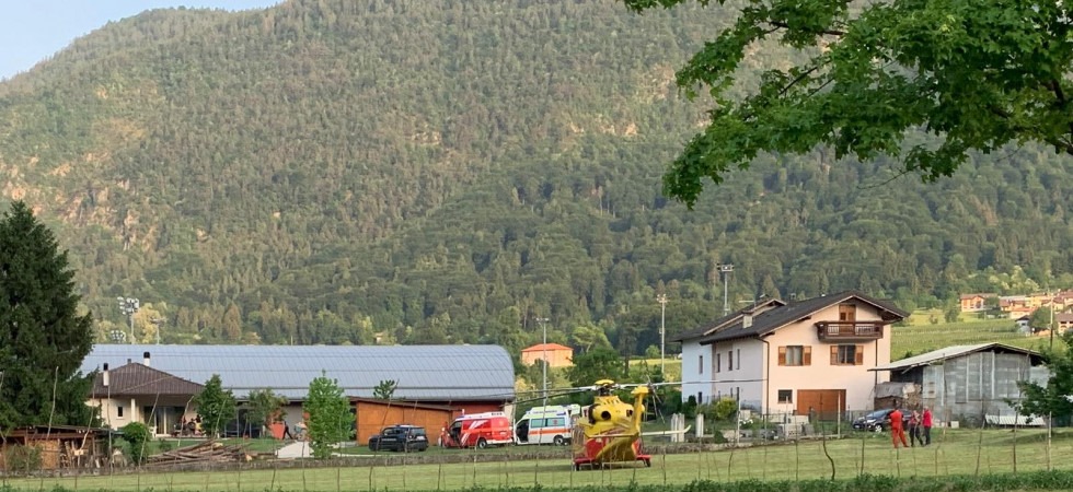 Resta incastrato nella mietitrebbia, un 50enne soccorso e trasferito d'urgenza all'ospedale di Trento