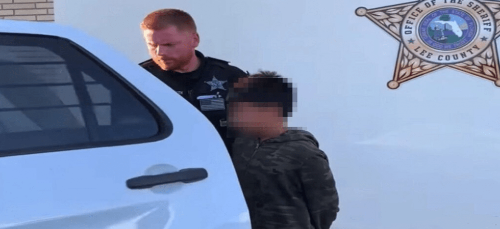 Minaccia una strage di massa, bambino di 10 anni arrestato e portato via in manette in Florida