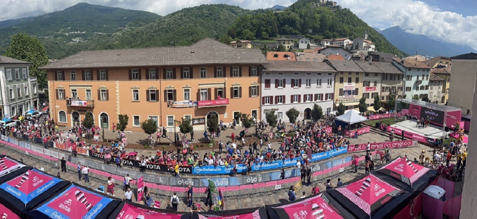 Una festa rosa e i ciclisti tra le vie del centro: partita la tappa da Borgo Valsugana