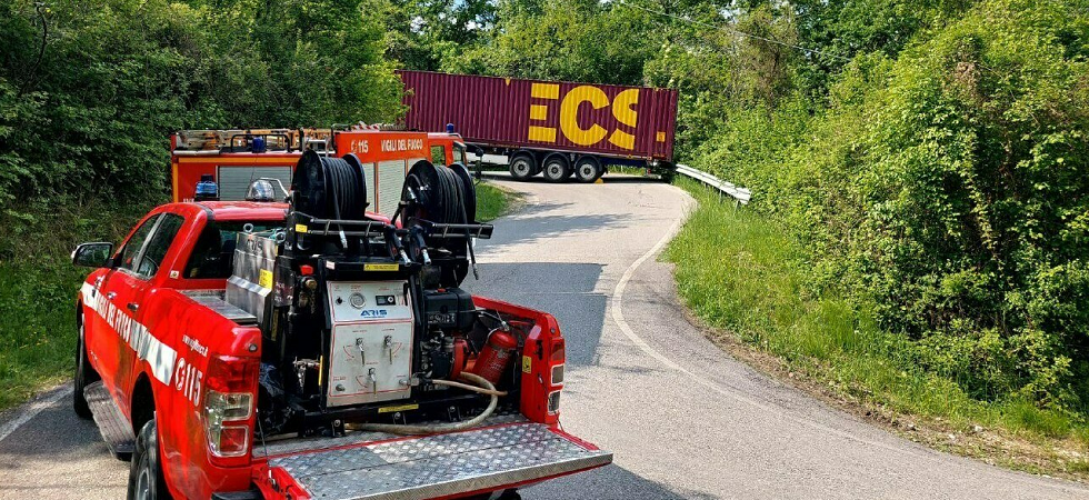 Tradito dal navigatore rimane bloccato su un tornante: per liberare il mezzo pesante serve l’autogrù dei vigili del fuoco
