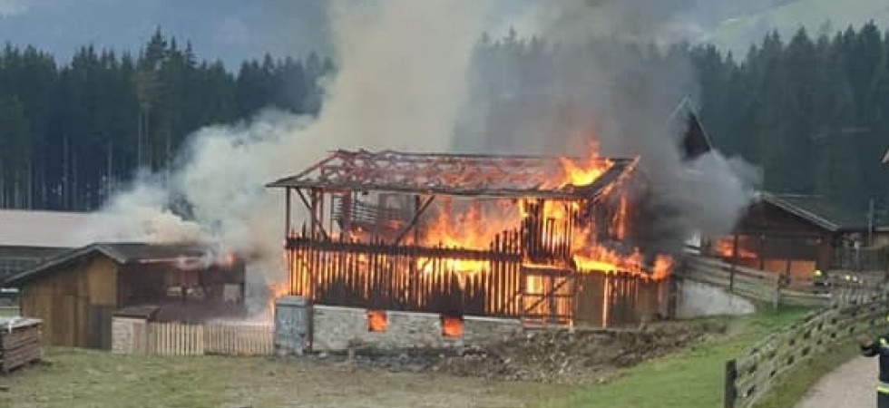 Grosso incendio in Val Sarentino, le fiamme avvolgono e distruggono un fienile