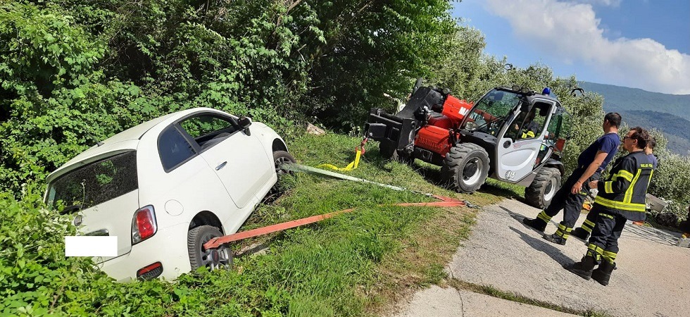 L'auto finisce in bilico tra la strada e il bosco
