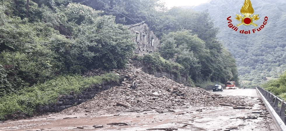Grosso smottamento sulla provinciale: fango, pietre e tanta acqua bloccano la strada
