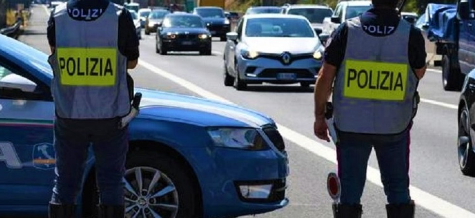Sorpassa la polizia in autostrada, alla guida dell'auto un 14enne con a bordo i genitori